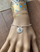 Charger l&#39;image dans la galerie, Bracelet en argent Cybèle avec pendentif rond effet plissé sertie d&#39;une Améthyste
