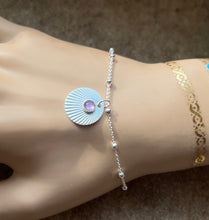 Charger l&#39;image dans la galerie, Bracelet en argent Cybèle avec pendentif rond effet plissé sertie d&#39;une Améthyste
