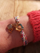 Charger l&#39;image dans la galerie, Bracelet SUMMER en tissu liberty et fermoir en forme de fleur

