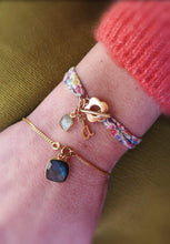 Charger l&#39;image dans la galerie, Bracelet SUMMER en tissu liberty et fermoir en forme de fleur
